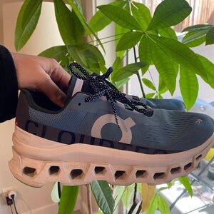 ON Cloudmonster running shoes size women’s 9.5